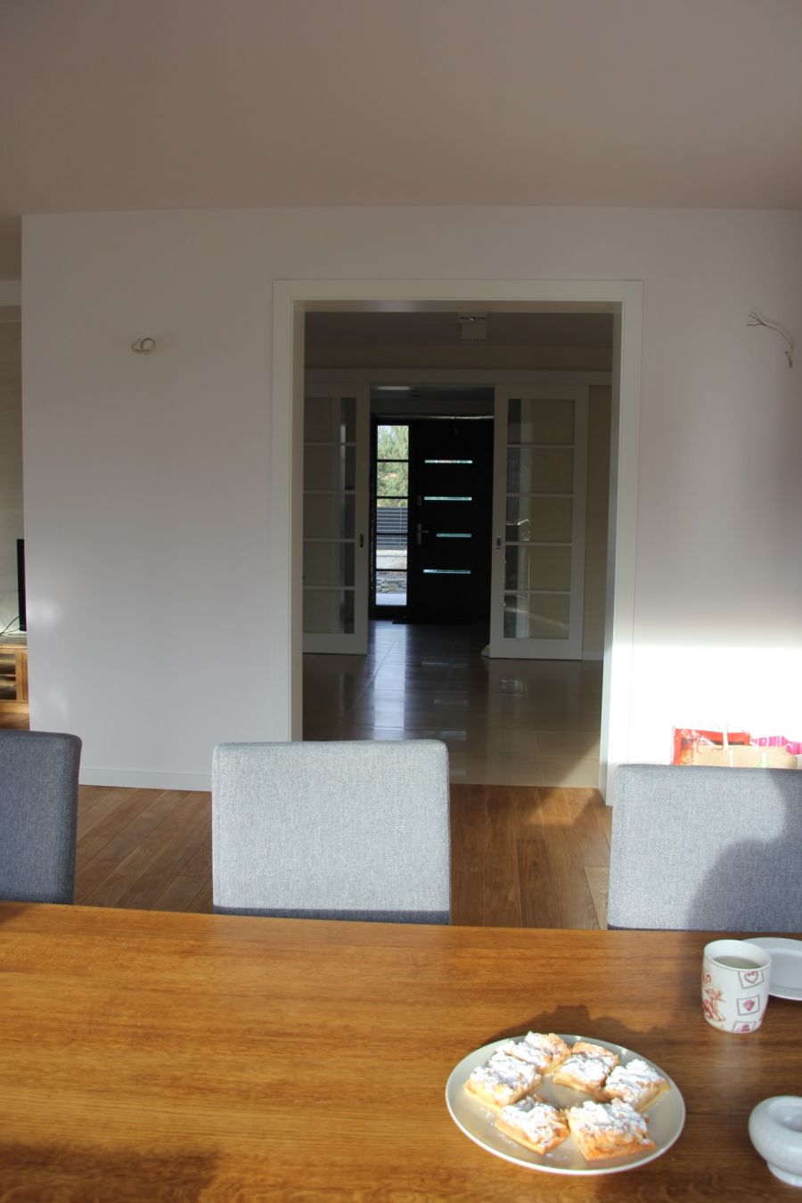 widok od stołu na wejście do domu